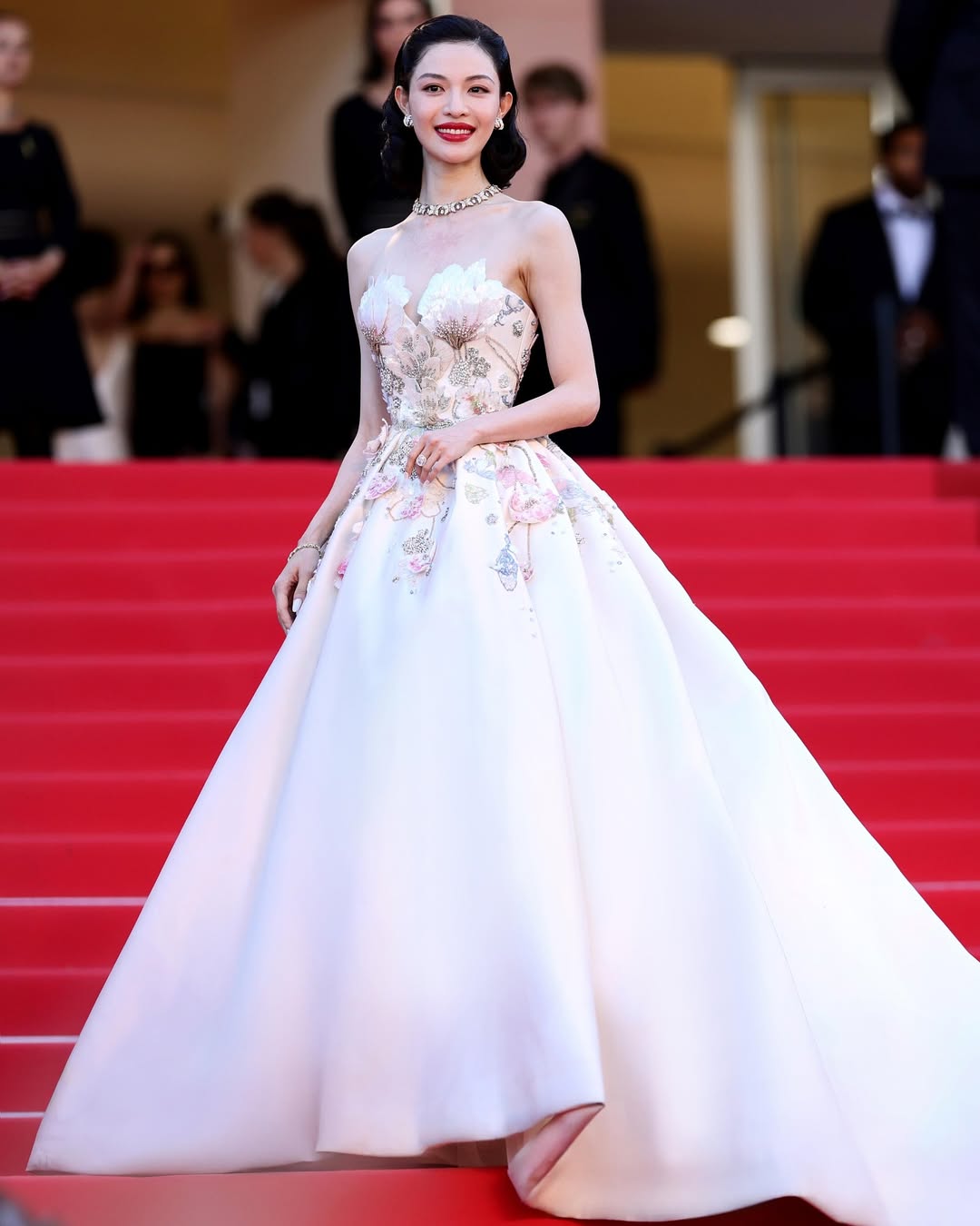 اطلالة Elaine Zhong بفستان أبيض من توقيع Elie Saab