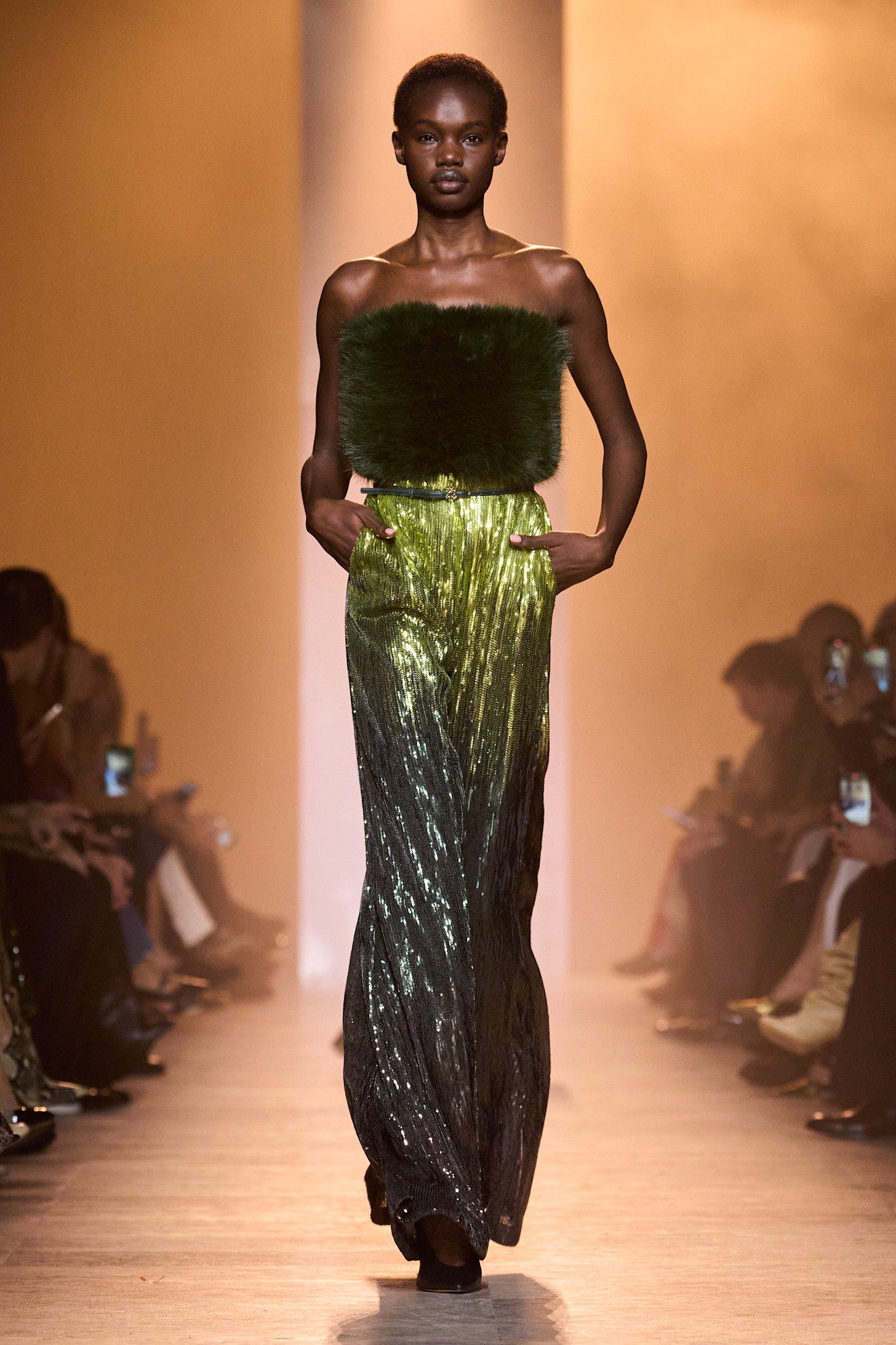 Elie Saab الترتر من أبرز سمات موضة الريترو