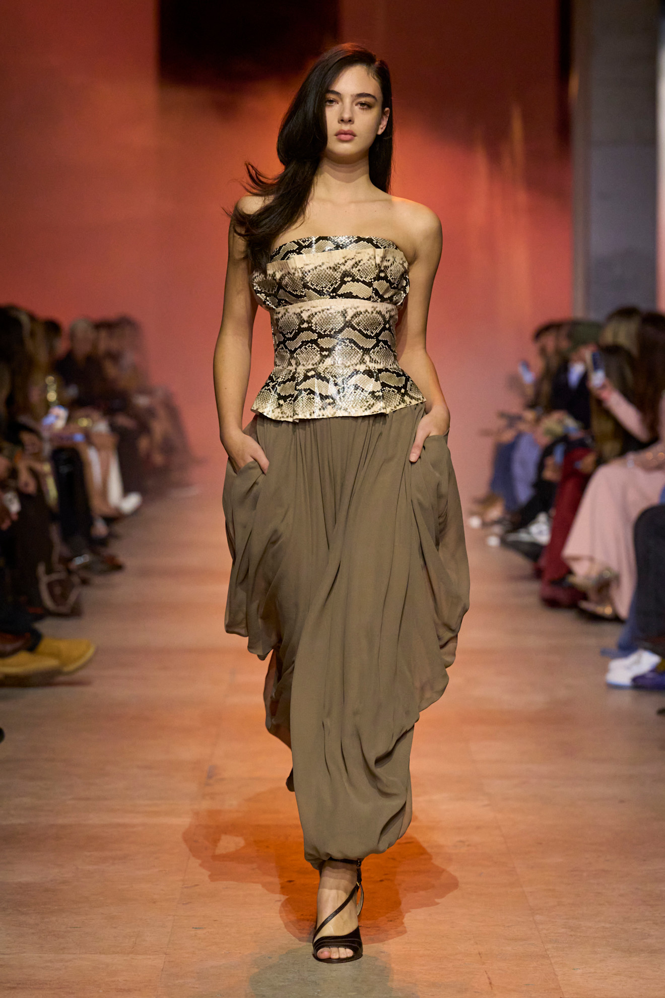 Elie Saab تصميم التنورة البالون للسهرات من