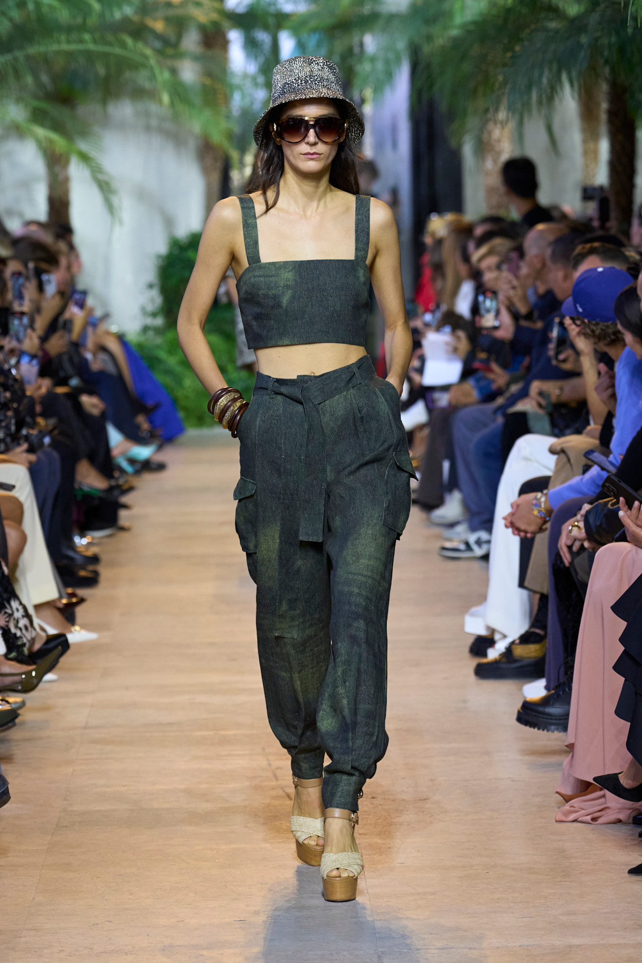 Elie Saab تنسيق البنطلون الكارغو الخصر عالي من