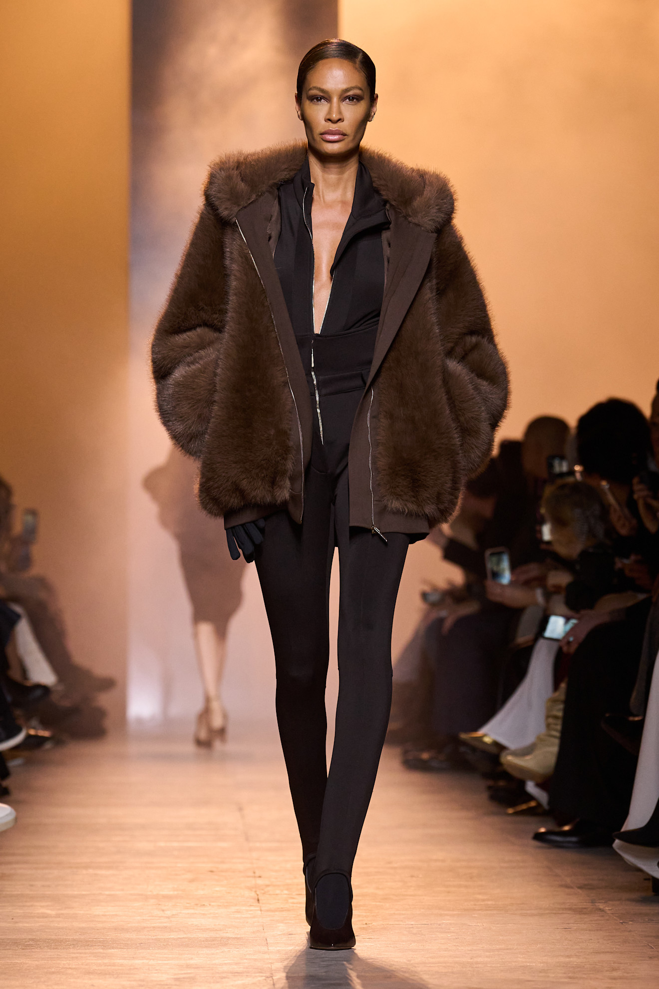 Elie Saab تنسيق جاكيت الفرو من