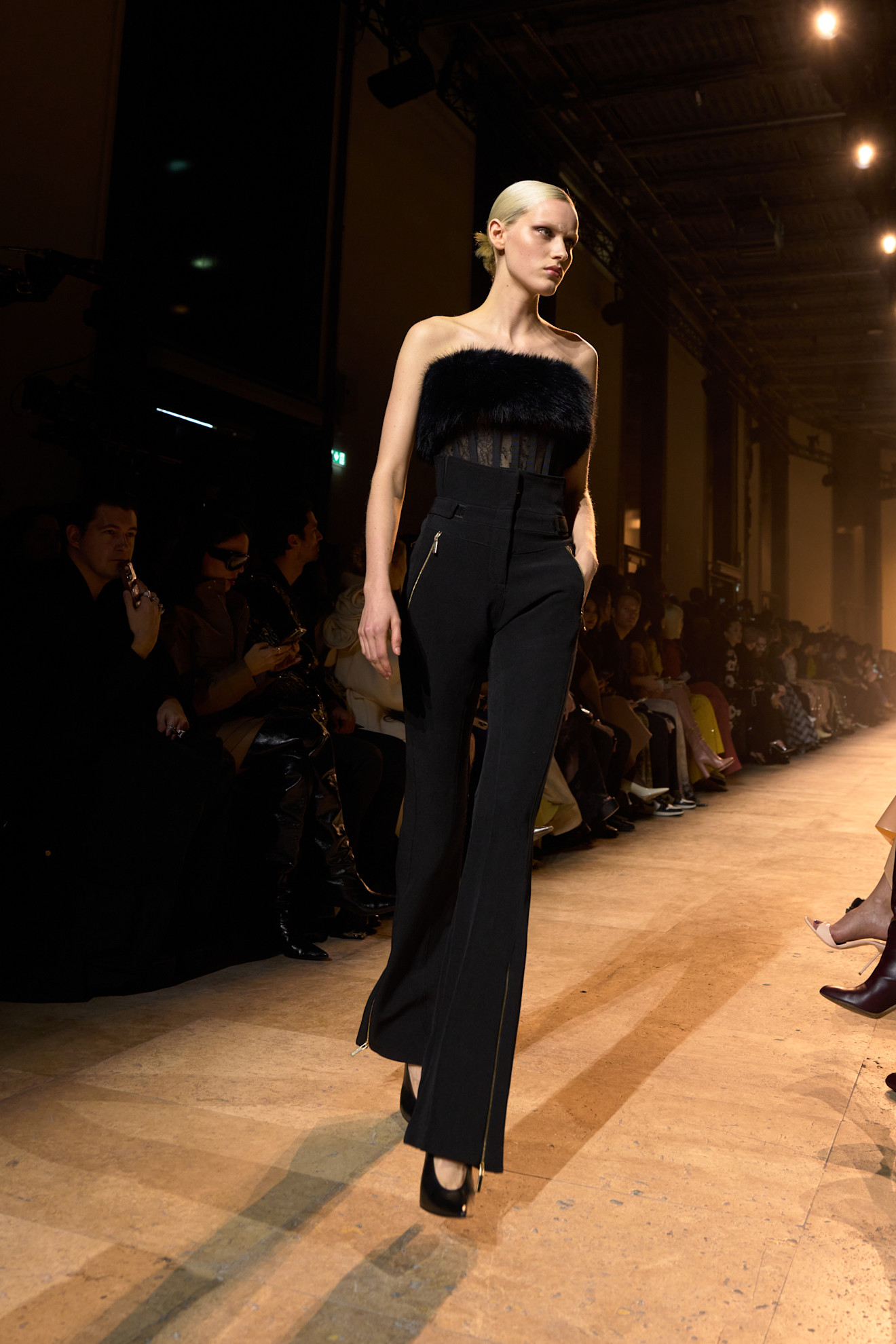 Elie Saab حمبسوت من دون أكمام من