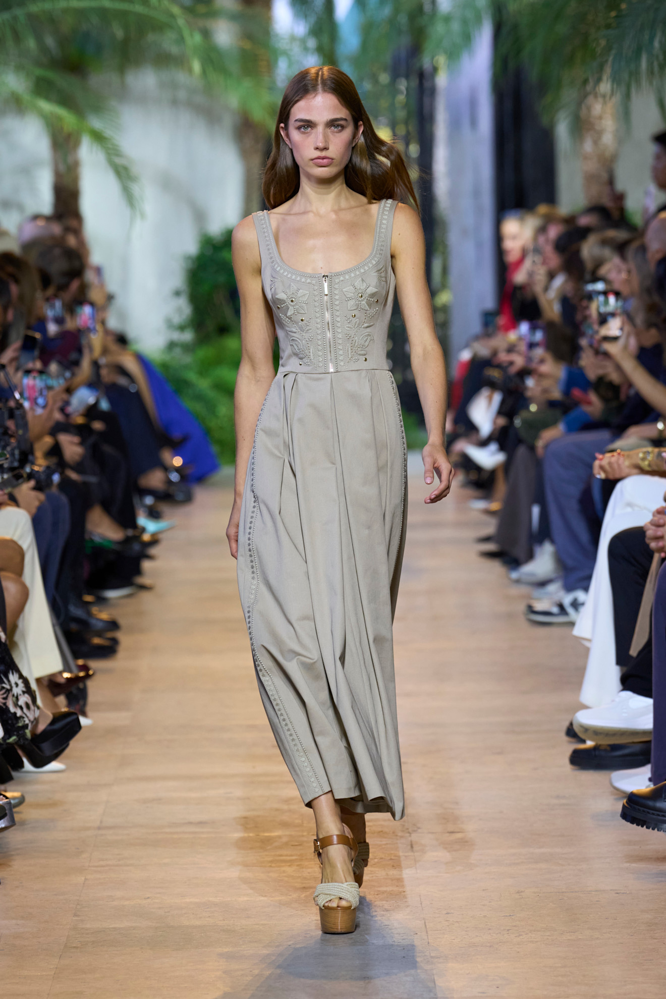 Elie Saab فساتين ميدي لإطلالة يومية من
