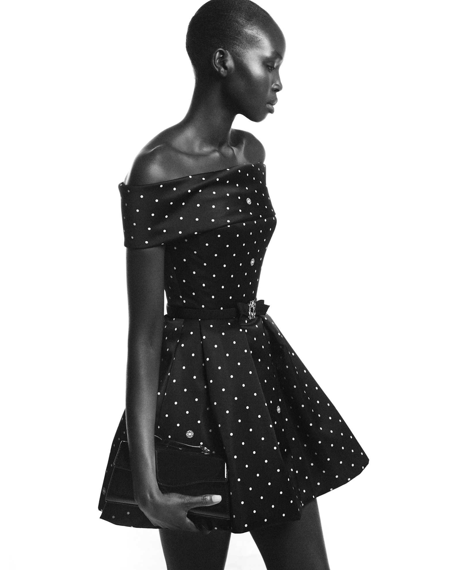 فستان بولكا دوت من إيلي صعب يجمع بين الرومانسية الكلاسيكية واللمسة العصرية الراقية