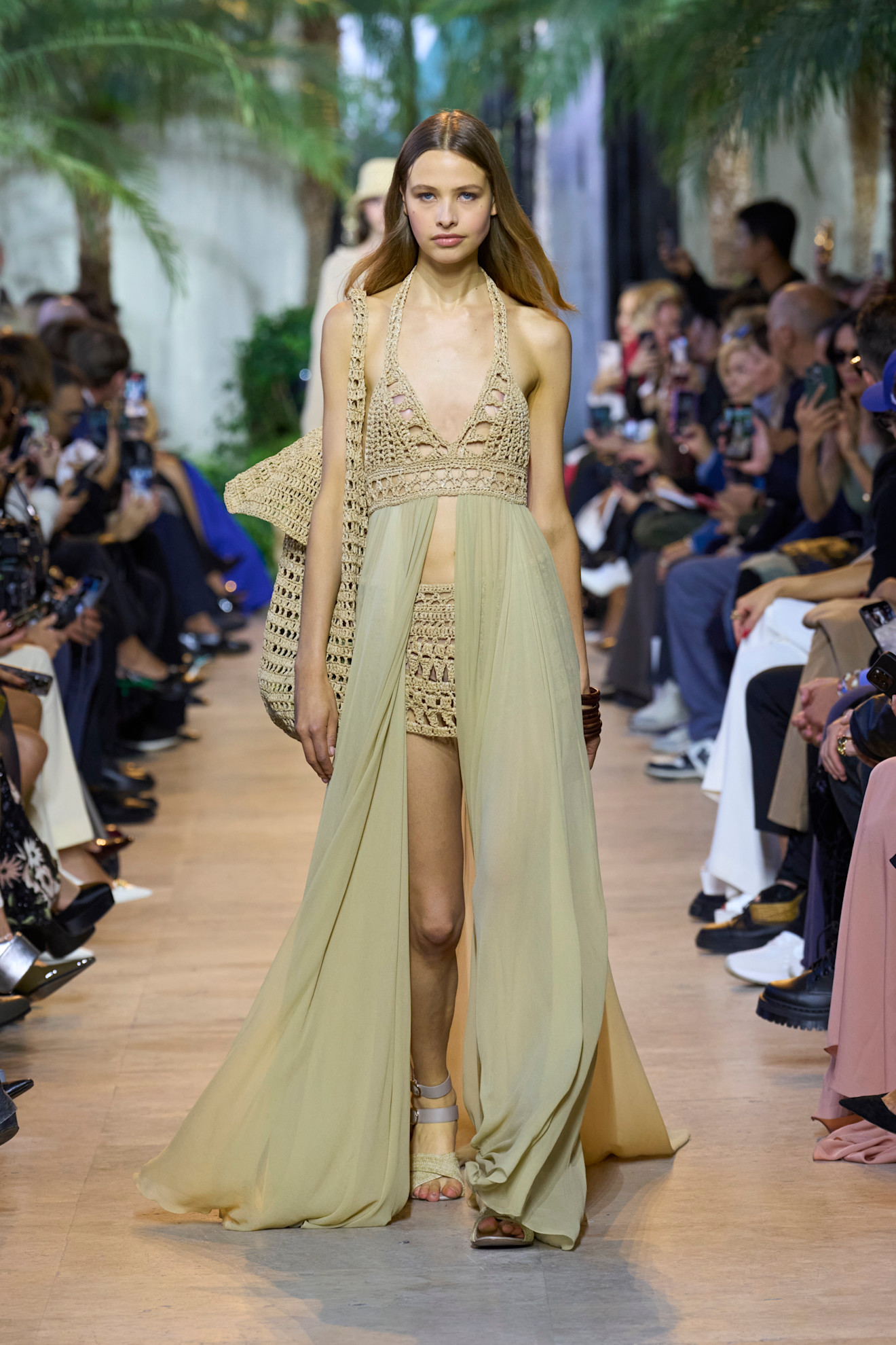 إطلالة من الكروشيه تصميم Elie Saab