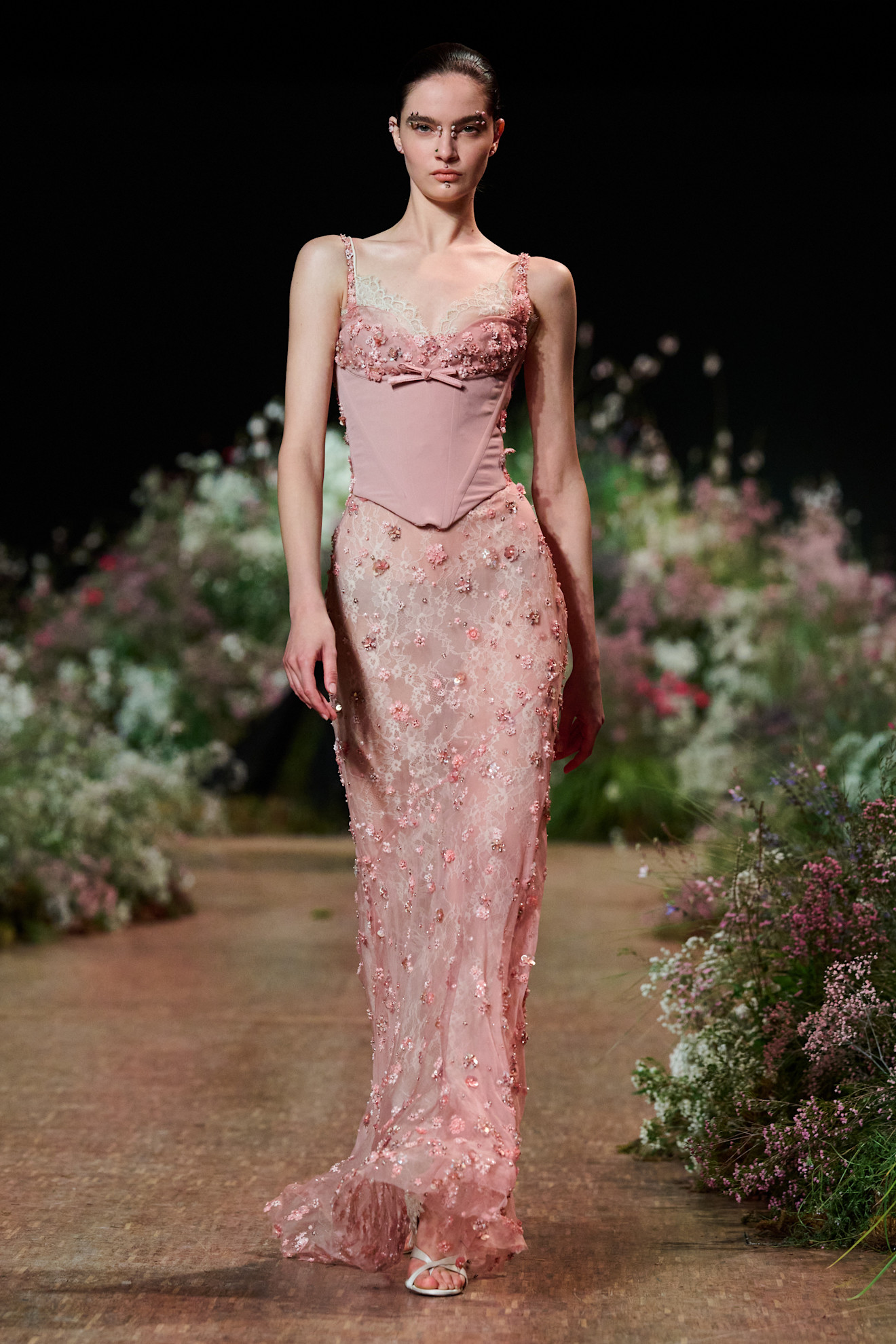 من مجموعة Elie Saab ربيع و صيف  2027 للملابس الجاهزة