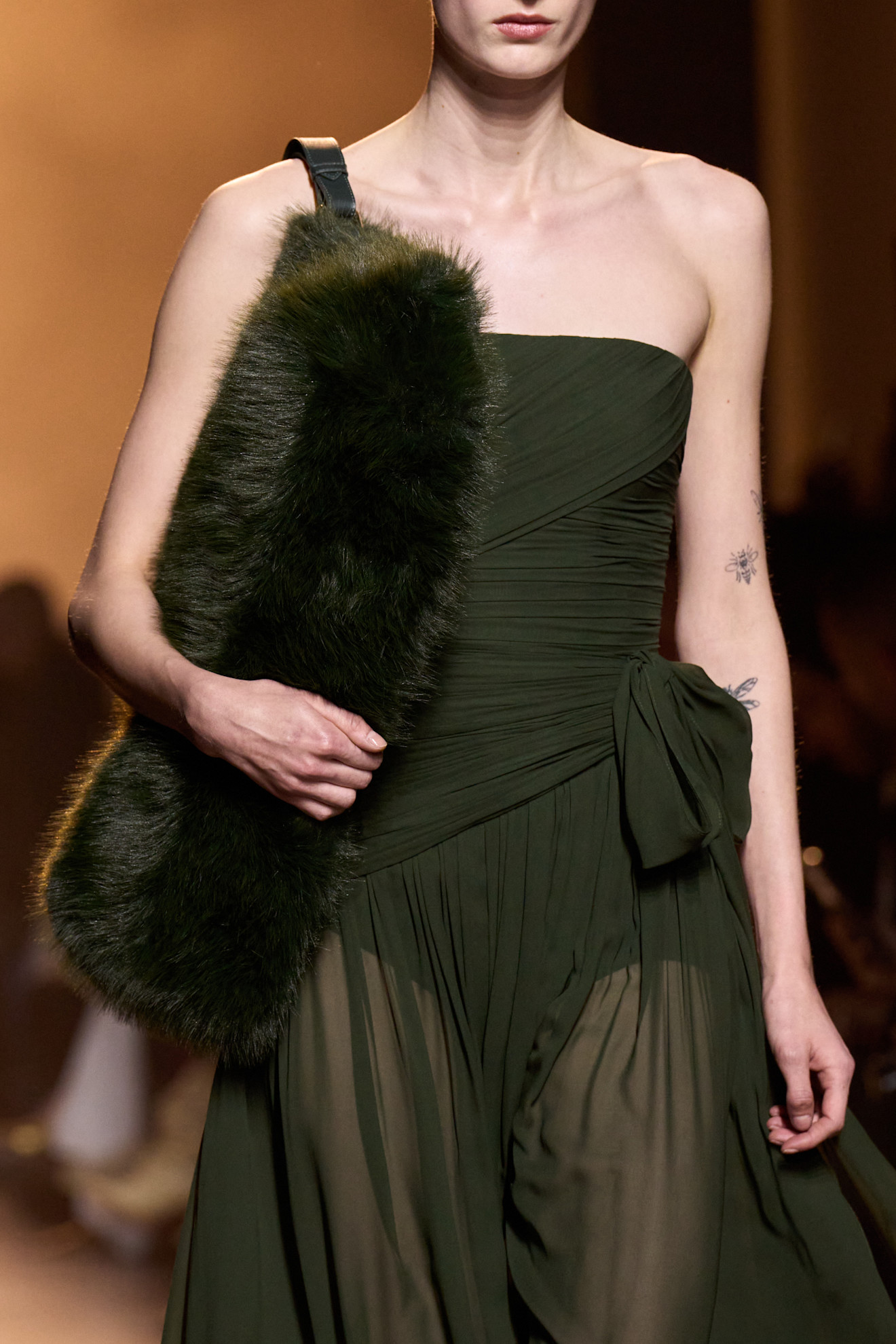 حقائب الفرو الكبيرة والجلدية