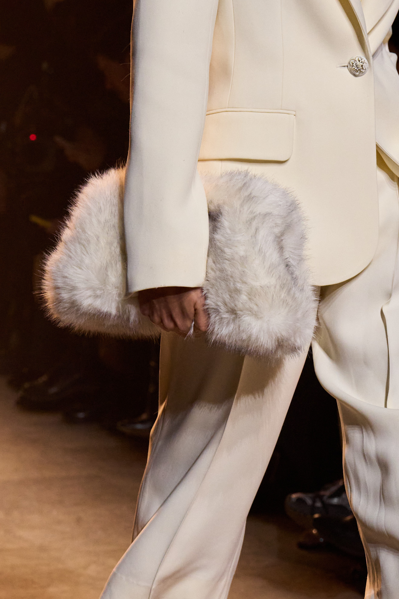 حقائب الفرو بأسلوب الكلاتش الهندسية