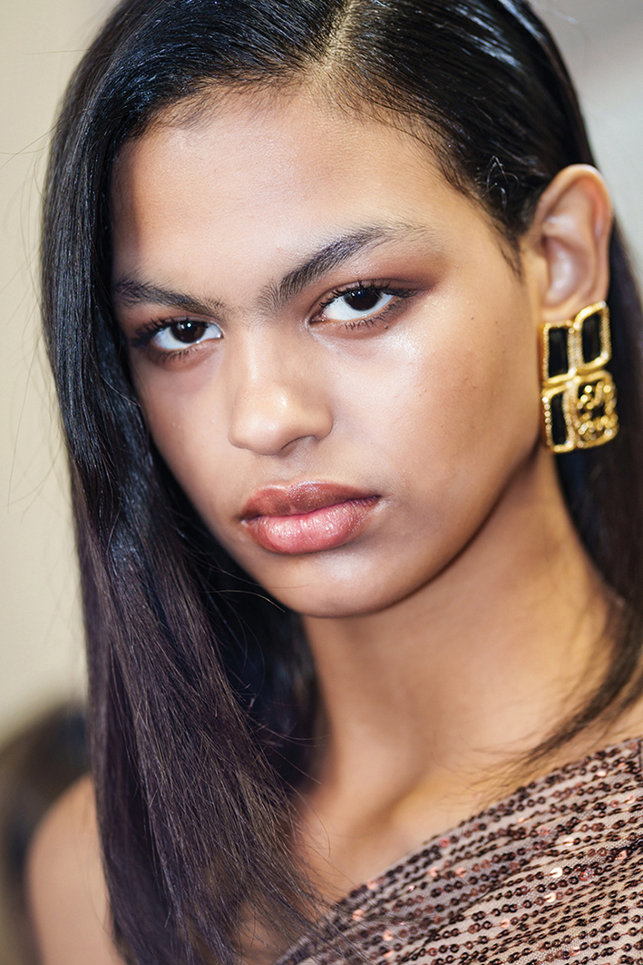       عارضة دار Elie Saab