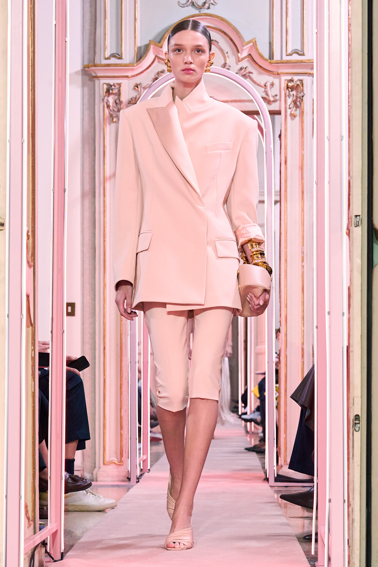 Elisabetta Franchi إطلالة كلاسيكية من سروال الكابري ‘