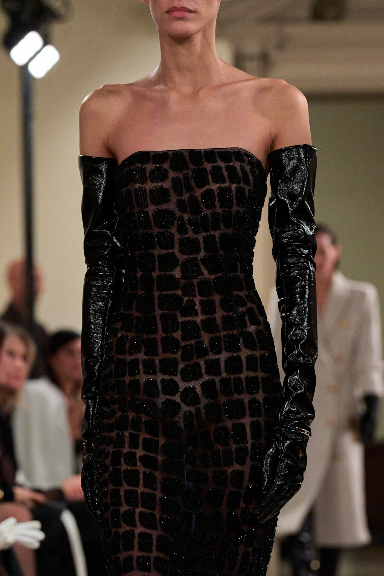 إطلالاتك المسائية لن تكتمل هذا الموسم من دون قفّازات طويلة أنيقة بأسلوب Elizabetta Franchi