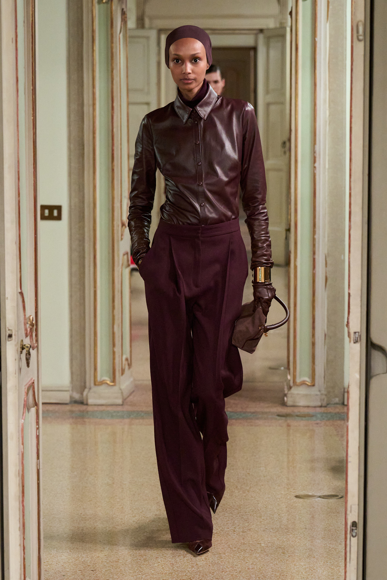 موضة البنطلون البرغندي والفضفاض