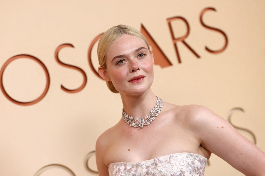 إطلالة Elle Fanning برسمات المكياج المشرق