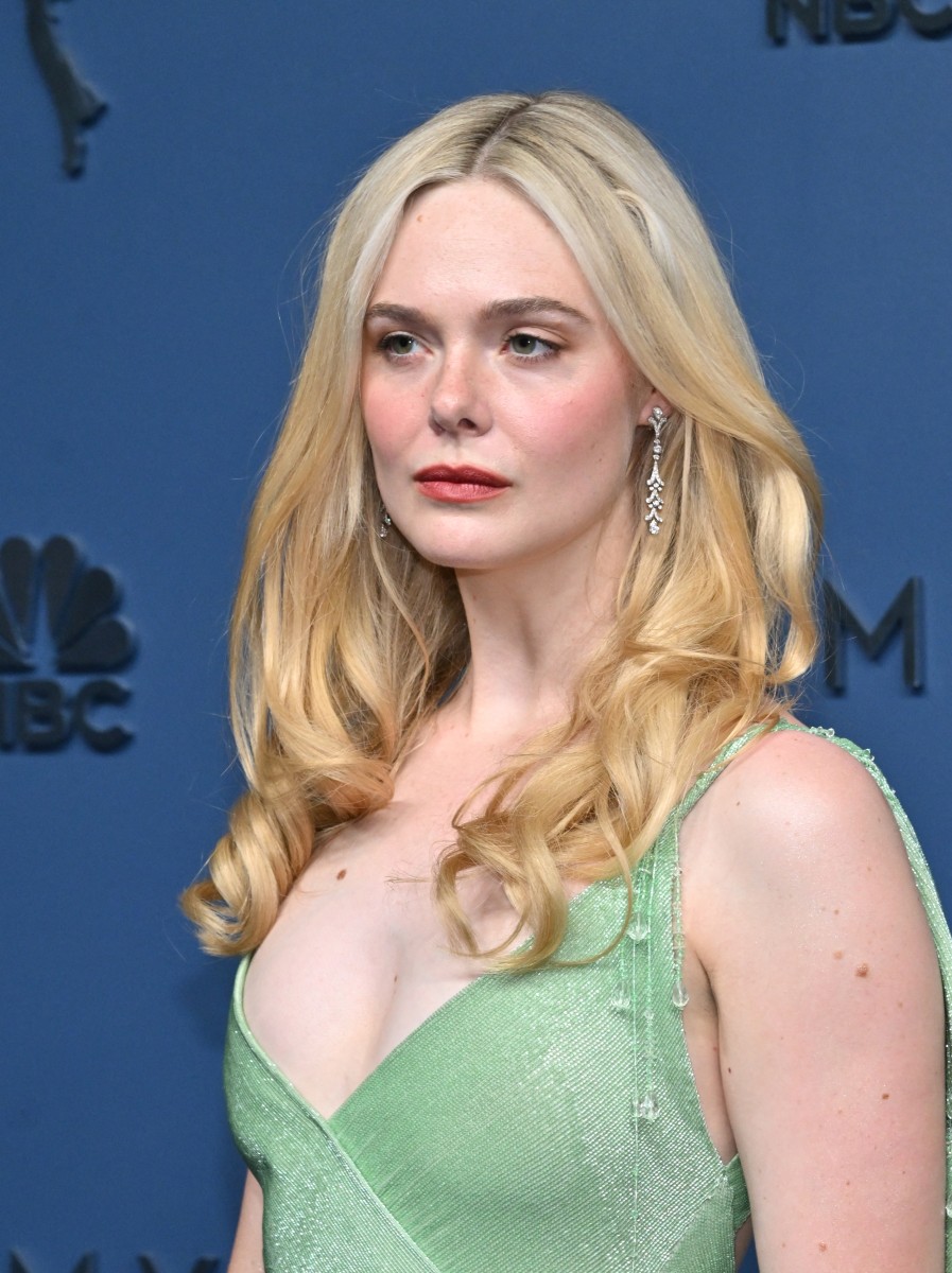 إطلالة Elle Fanning بظلال مشمشية فاتحة