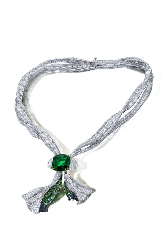 قلادة Emerald Ribbon