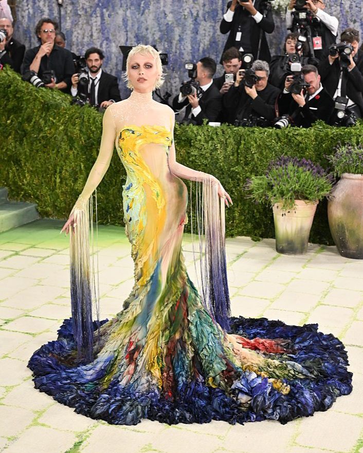 كواليس مكياج إيما تشامبرلين في Met Gala 2026