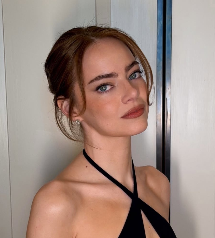 اطلالة Emma Stone بمكياج بني وساحر 