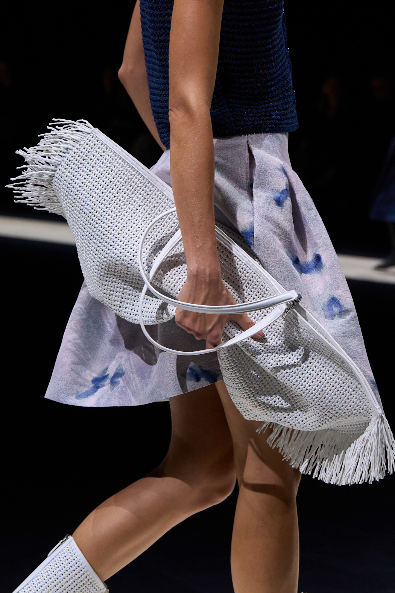 Emporio Armani حقيبة الشبك في إطلالة كاجوال من