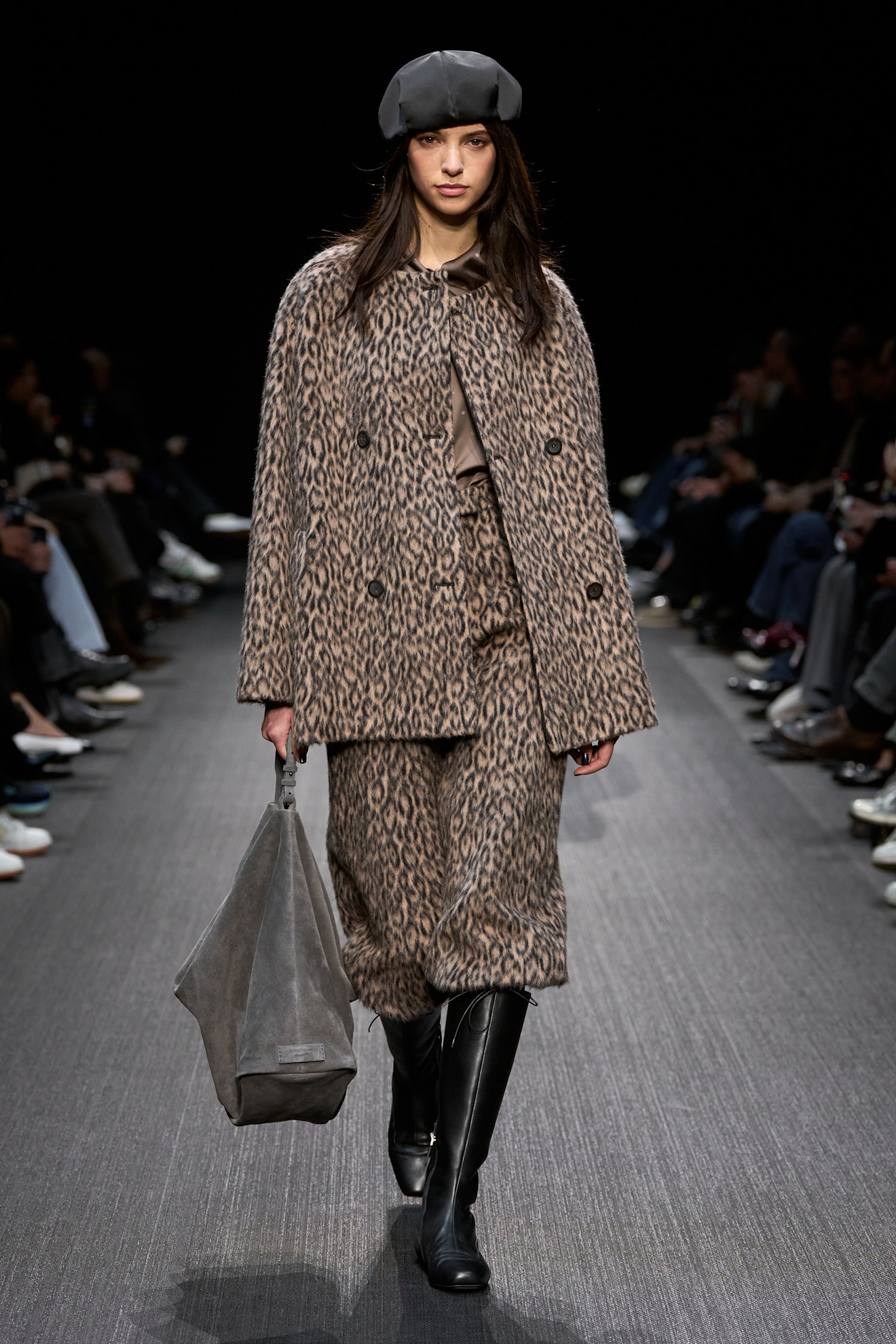 Emporio Armani طقم صوف بنقشات النمر من