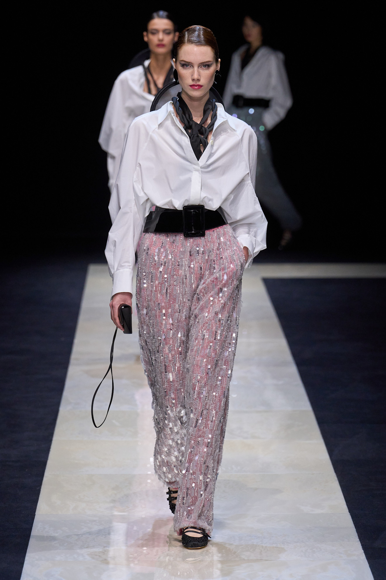 السروال بالخصر العالي بإطلالة من Emporio Armani