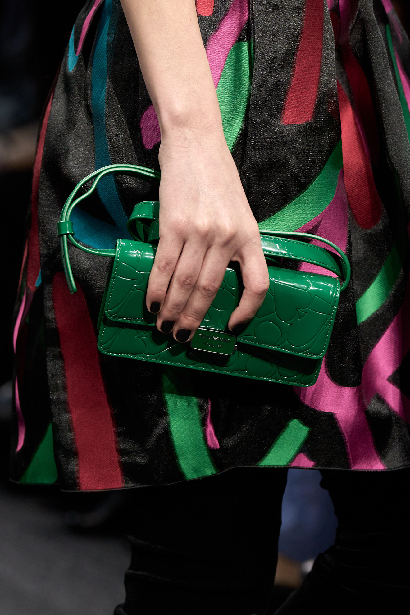 حقيبة أنيقة من Emporio Armani بجلد لامع تناسب الإطلالات النهارية والمسائية على حدّ سواء، مع طابع عصري راقٍ