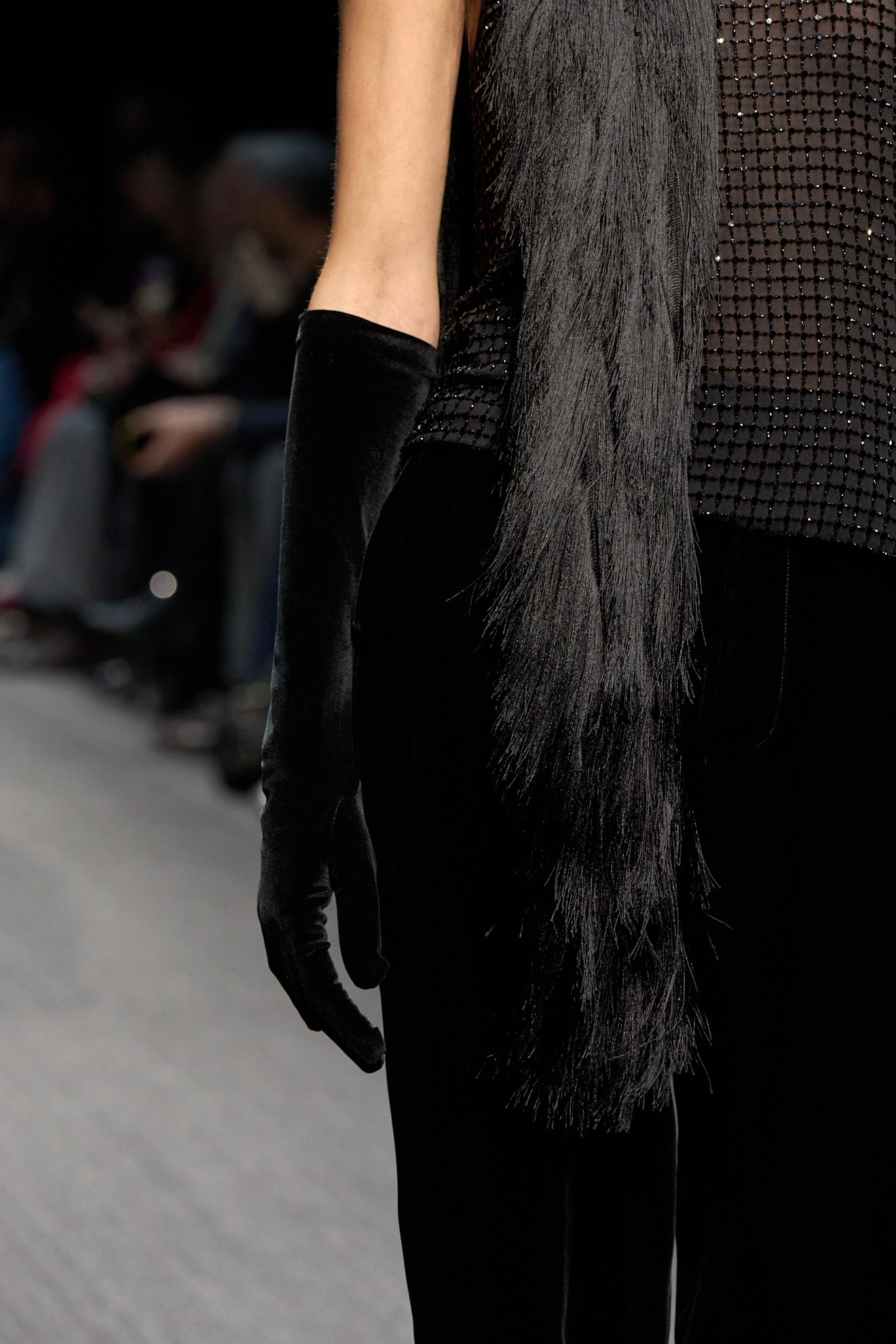 اعتمدي قفازات بالفلور الأسود لإطلالة مسائية بأسلوب Emporio Armani