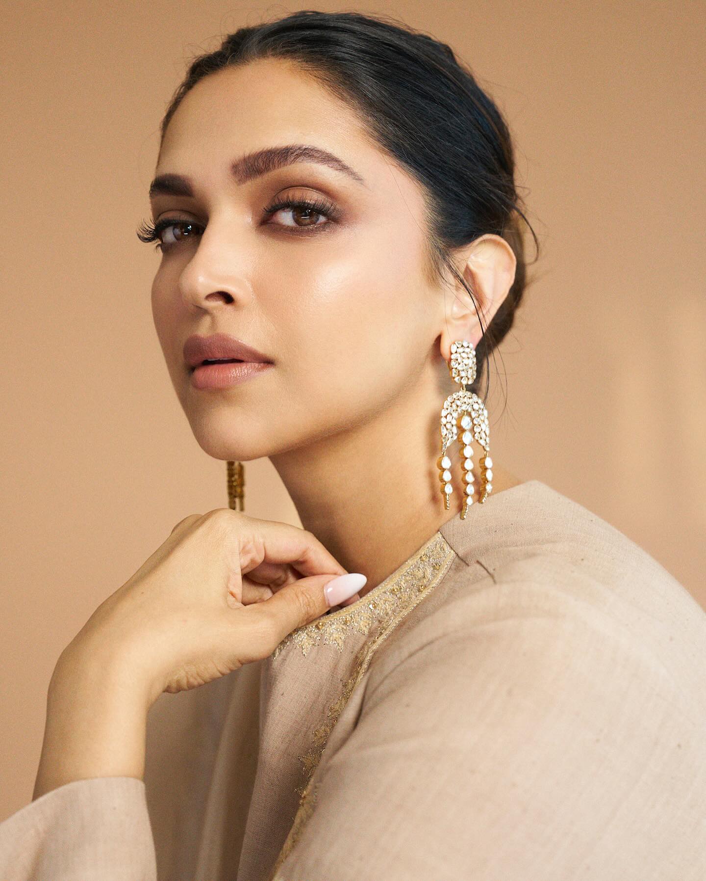 مكياج بني فاتح بأسلوب Deepika Padukone