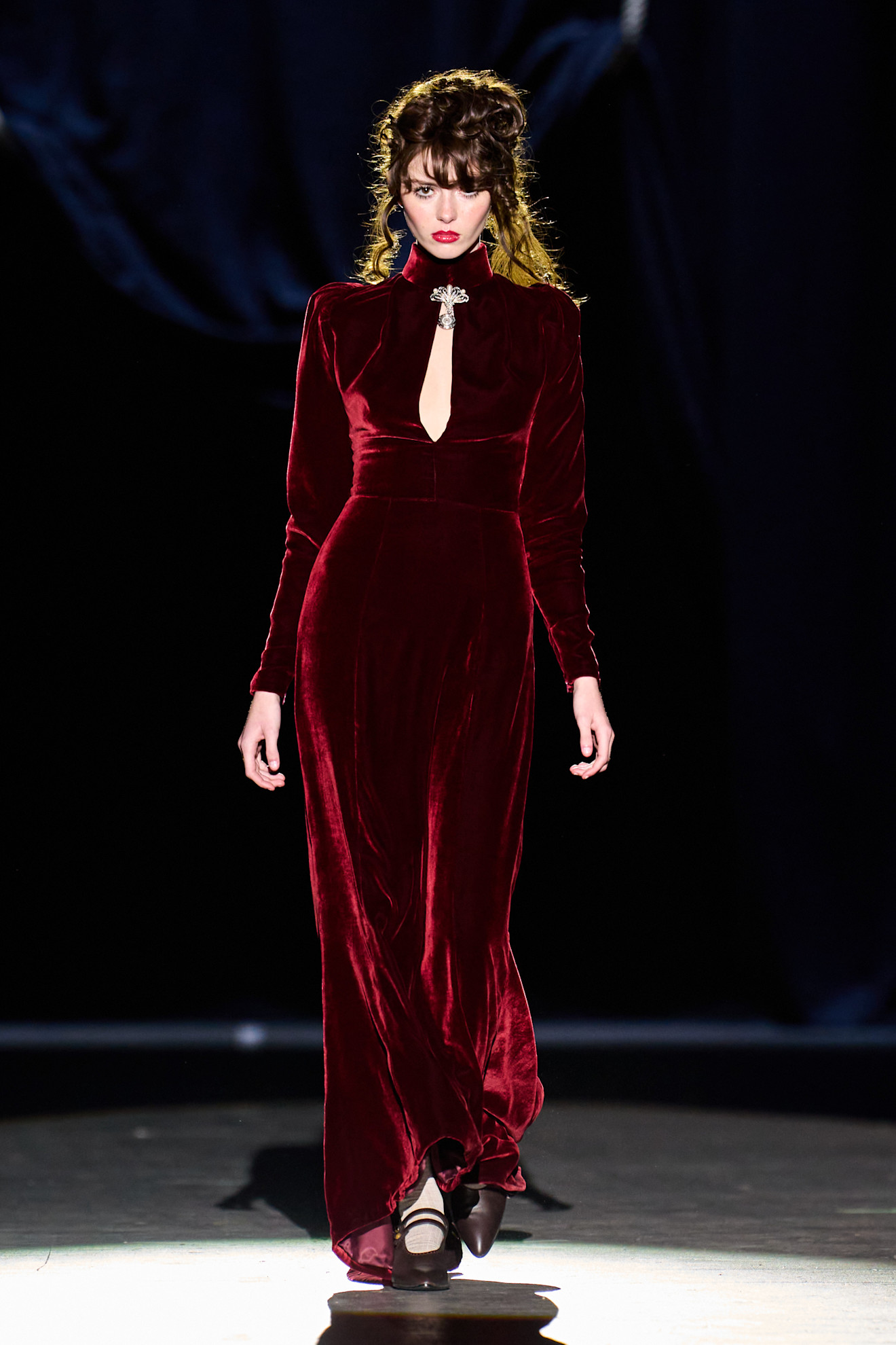 فستان أحمر من Enfants Deprimes بقماش الفلور يفيض حيوية ويجسّد روح الاحتفال بأسلوب جريء