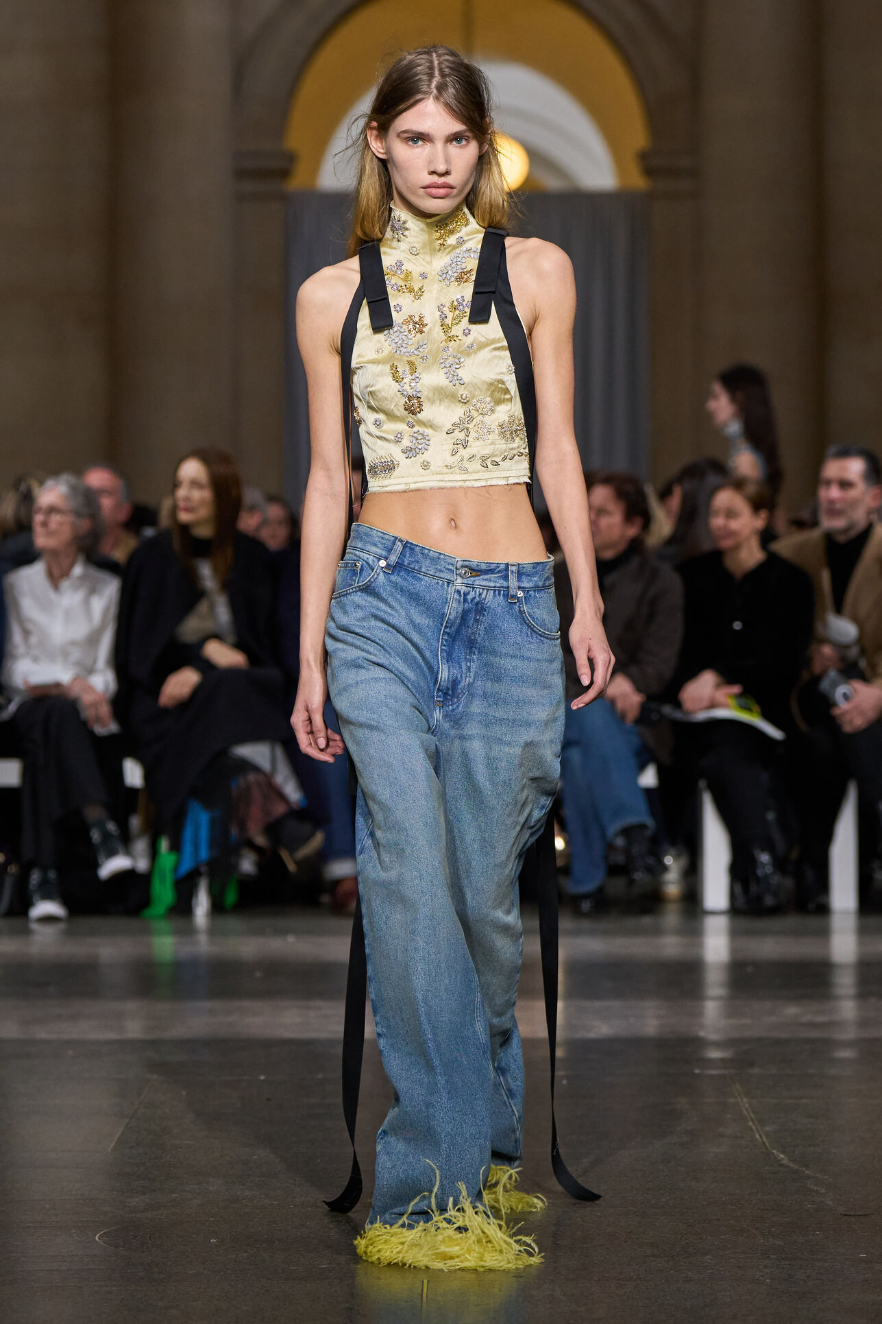 صيحة بناطيل الجينز المنقوشة