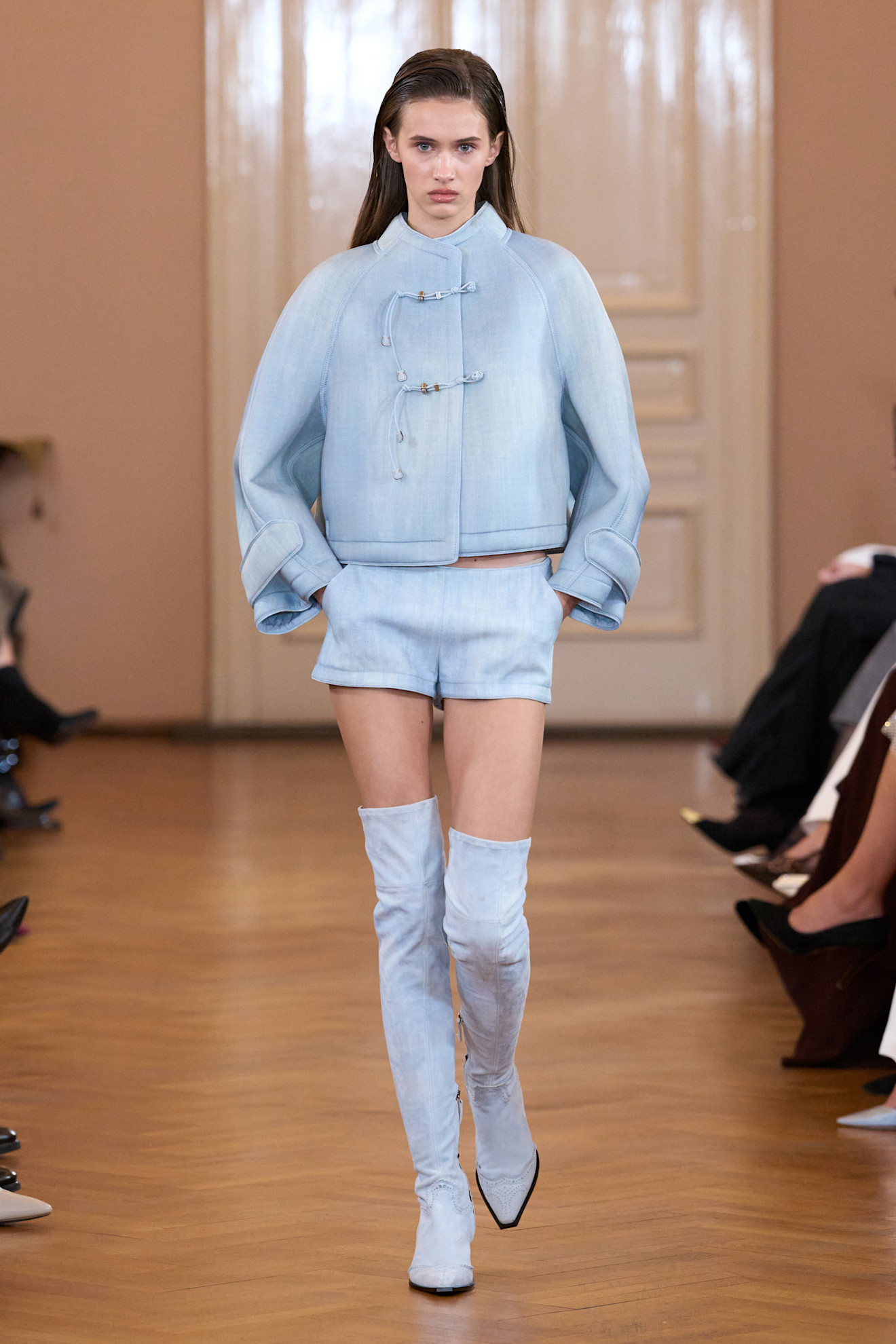 Ermanno Scervino ارتدي الشورت الجينز القصير مع الجاكيت الجينز من