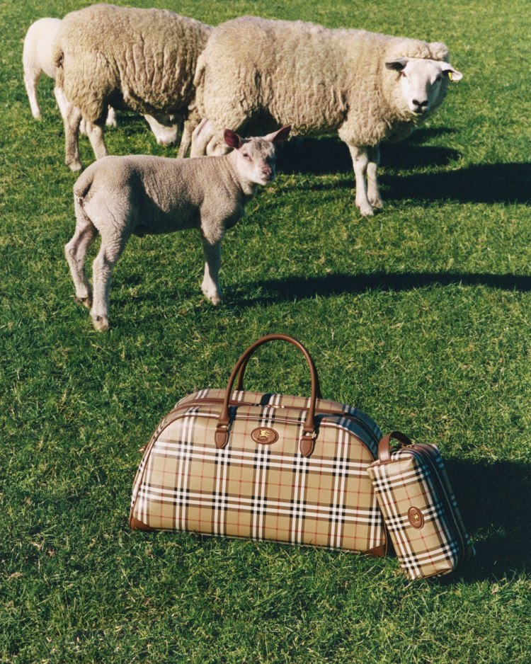 Burberry تكشف عن حملة ترويجية مستوحاة من الريف البريطاني بمشاركة Moses Martin