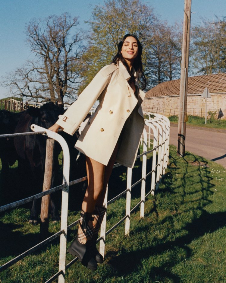 Burberry تكشف عن حملة ترويجية مستوحاة من الريف البريطاني بمشاركة Moses Martin
