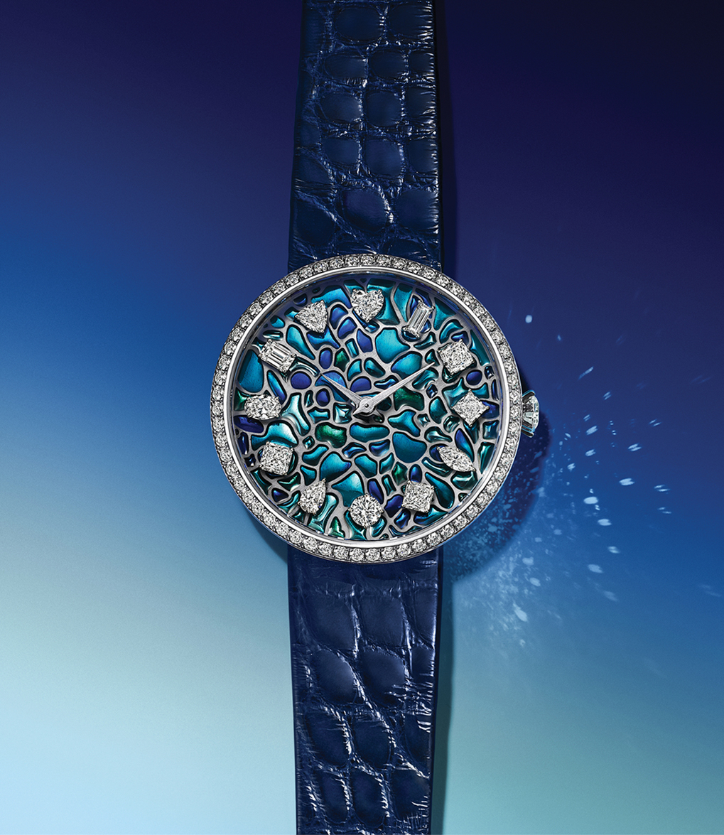 كل مؤشر للساعات في ساعة ETERNITY مرصع بقطع مختلف من الماس