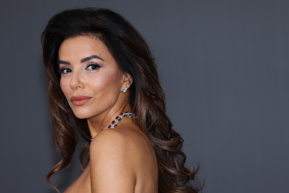 اطلالة Eva Longoria بالمكياج الاحمر البراق
