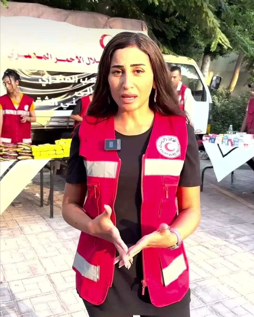 دينا الشربيني في أثناء مشاركتها في حملات الهلال الأحمر المصري