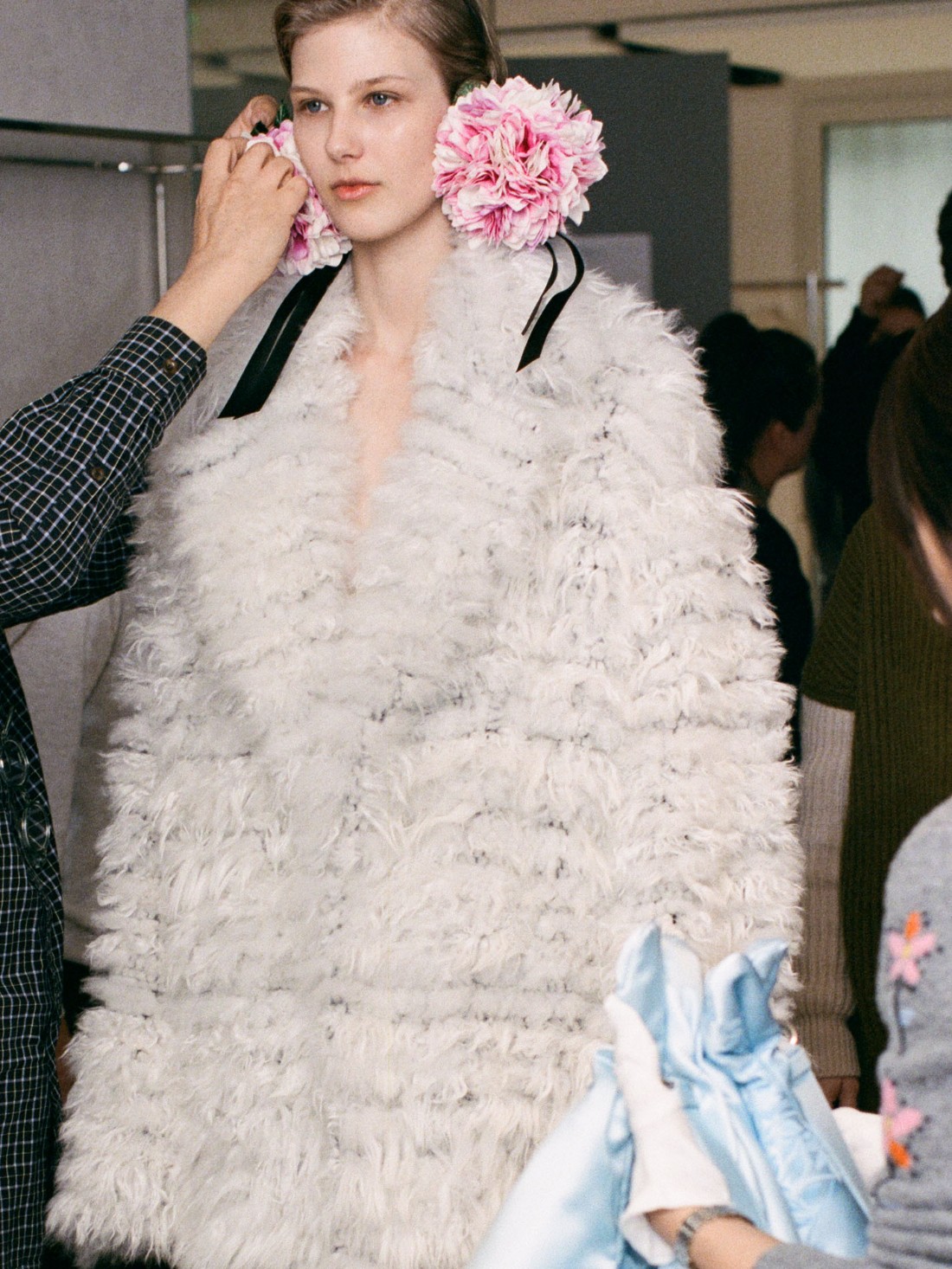 لقطات حصرية من كواليس جلسات قياس مجموعة ديور للأزياء الراقية لربيع وصيف 2026