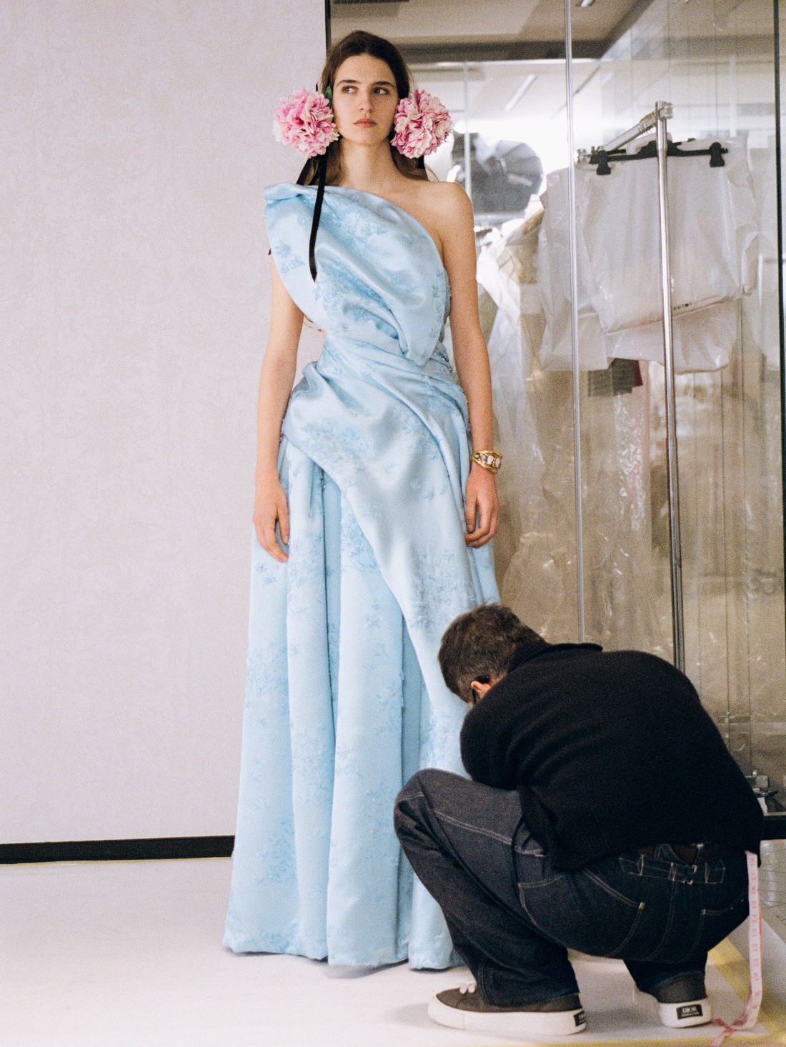 لقطات حصرية من كواليس جلسات قياس مجموعة ديور للأزياء الراقية لربيع وصيف 2026