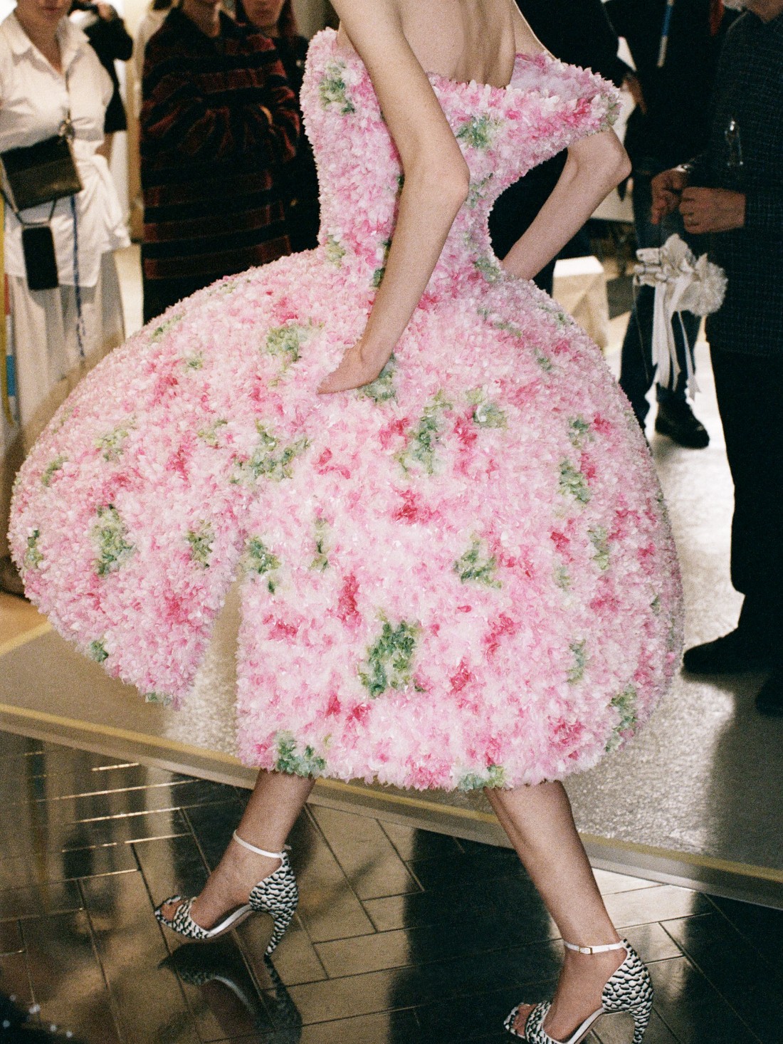 لقطات حصرية من كواليس جلسات قياس مجموعة ديور للأزياء الراقية لربيع وصيف 2026