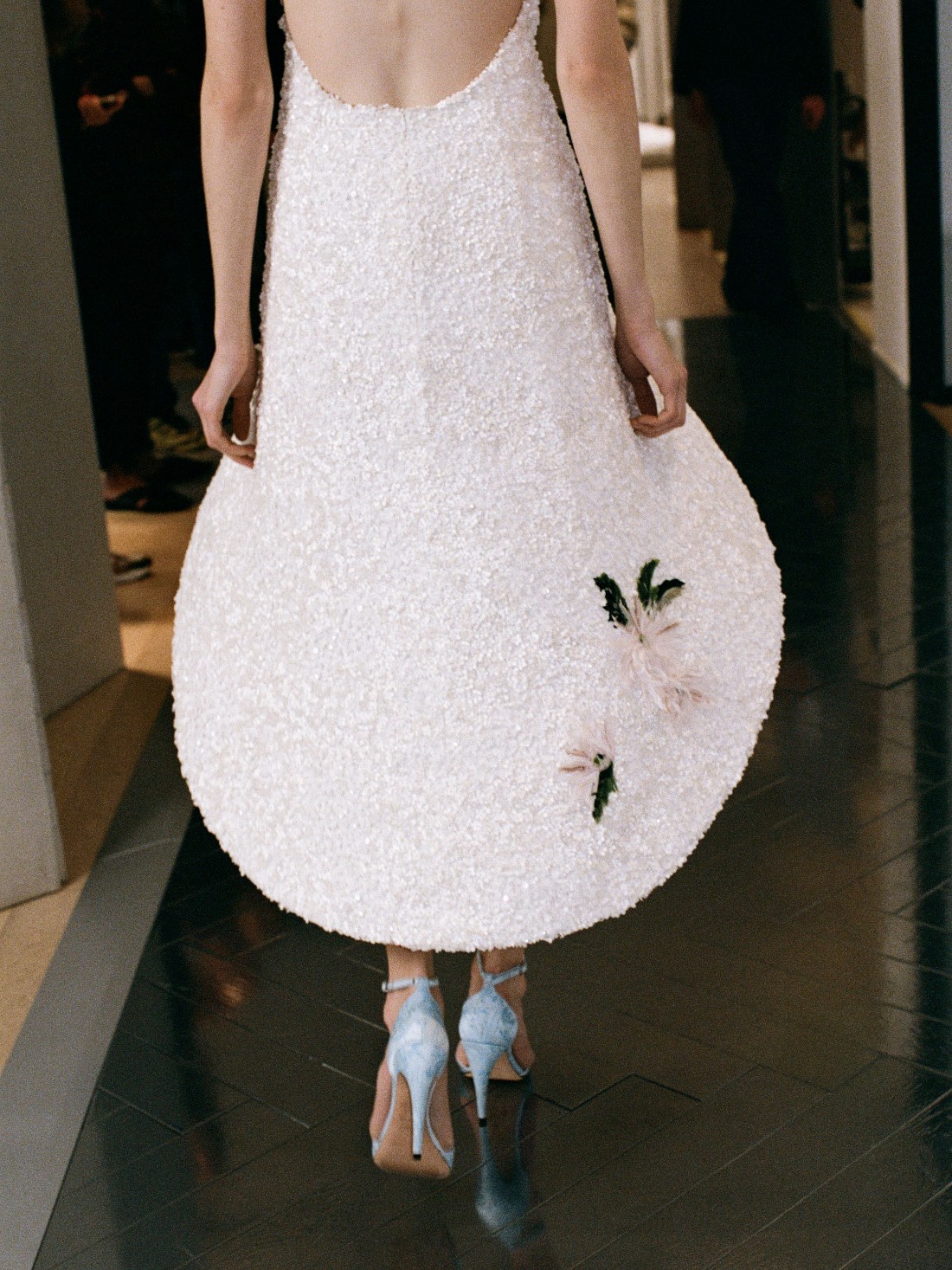 لقطات حصرية من كواليس جلسات قياس مجموعة ديور للأزياء الراقية لربيع وصيف 2026