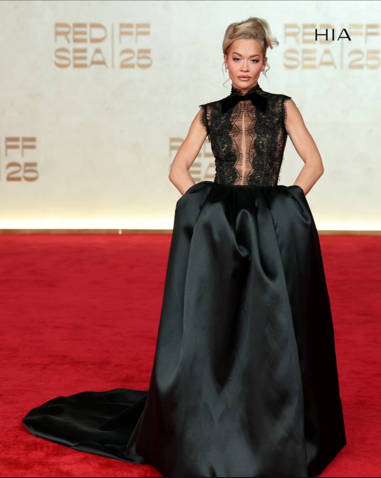 "ريتا اورا" بتصميم من تيما عابد. الصورة من حساب مجلة هيَ على الانستقرام