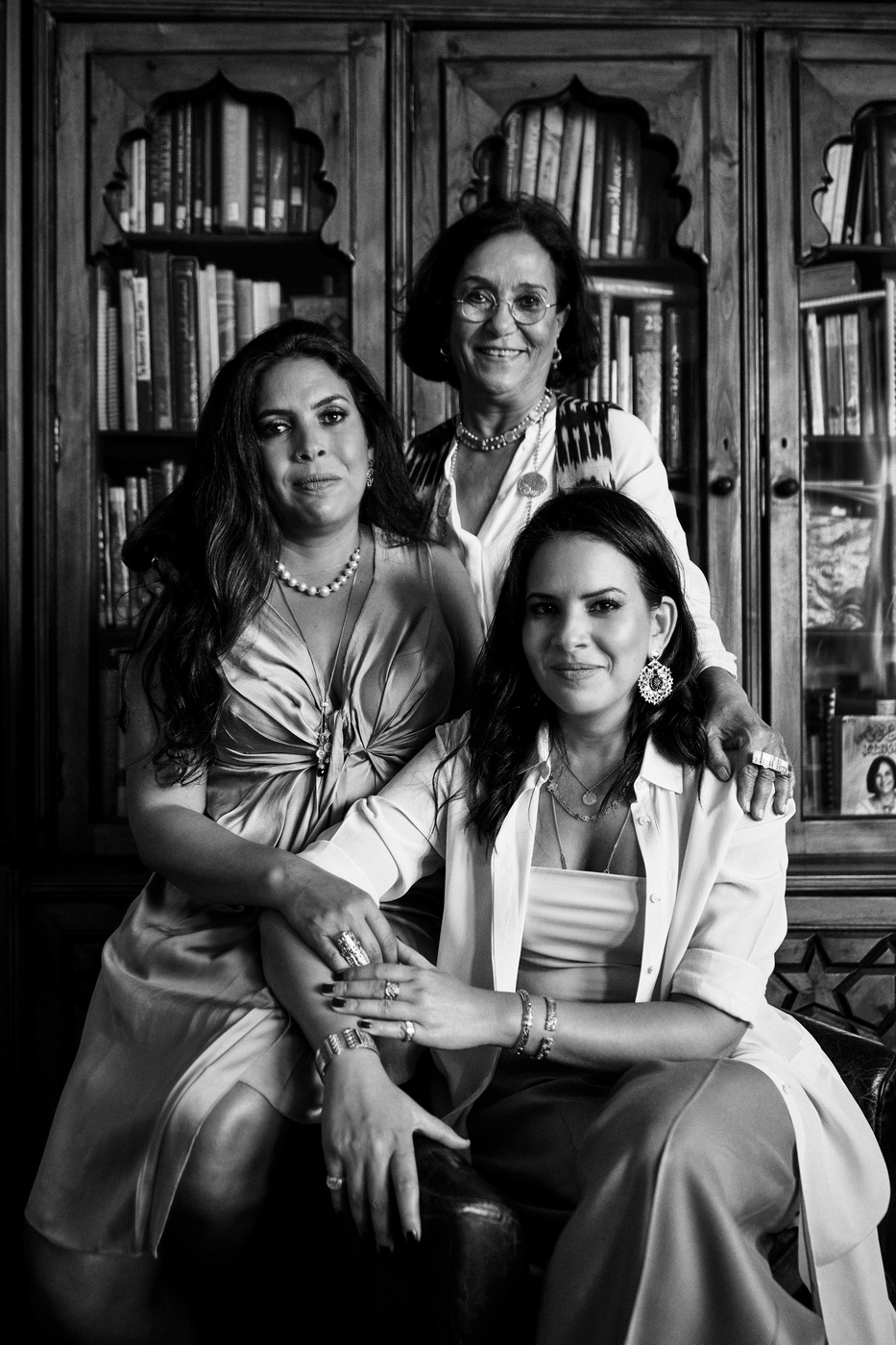 عزة فهمي، المديرة الإبداعية ورئيسة مجلس إدارة دار عزة فهمي للمجوهرات، وأمينة غالي، رئيسة قسم التصميم