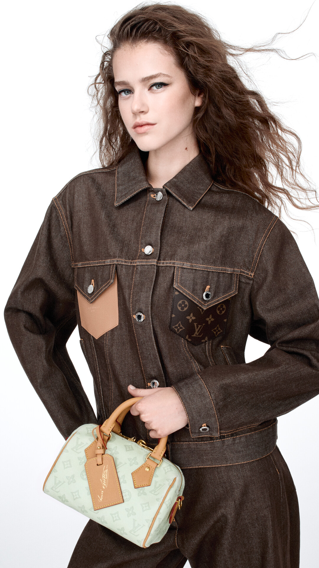 تكشف الدار عن "مجموعة ذكرى المونوغرام" الجديدة