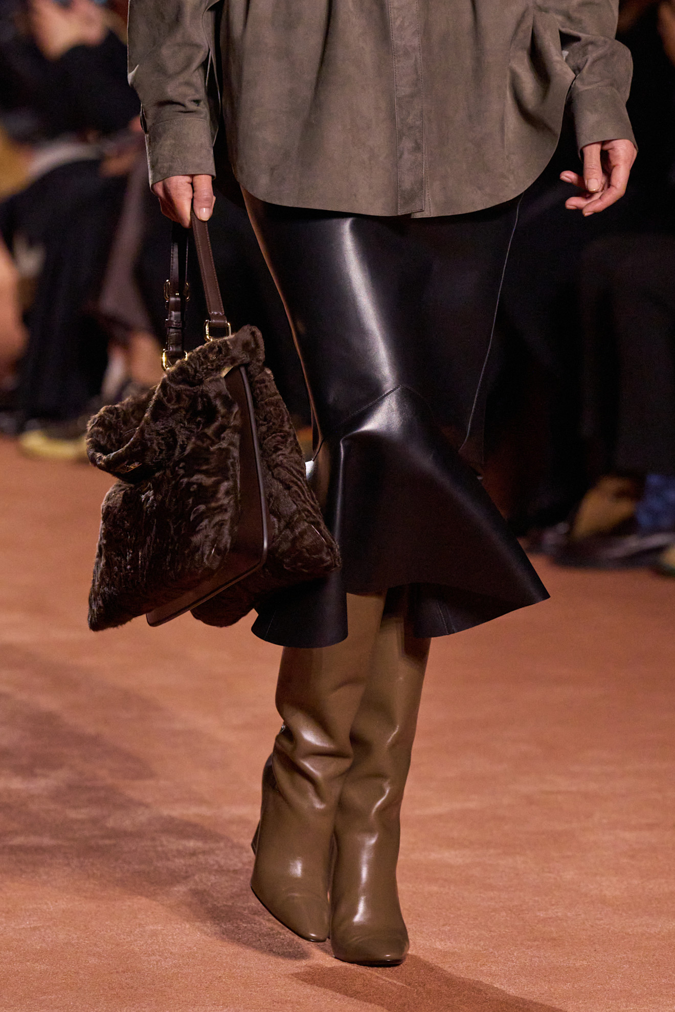 Fendi ألوان أحادية في تنسيقات الحقيبة والحذاء من