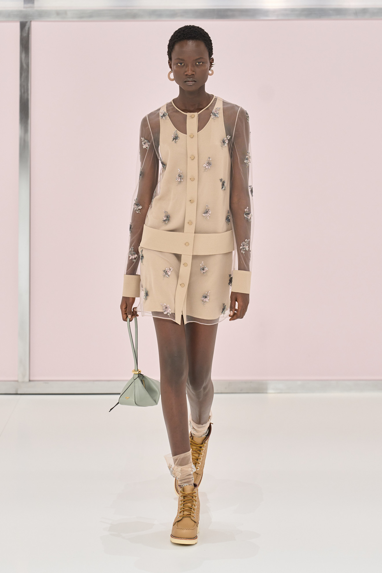 Fendi الأصفر الفاتح من تدرجات الباستيل في صيف 2025