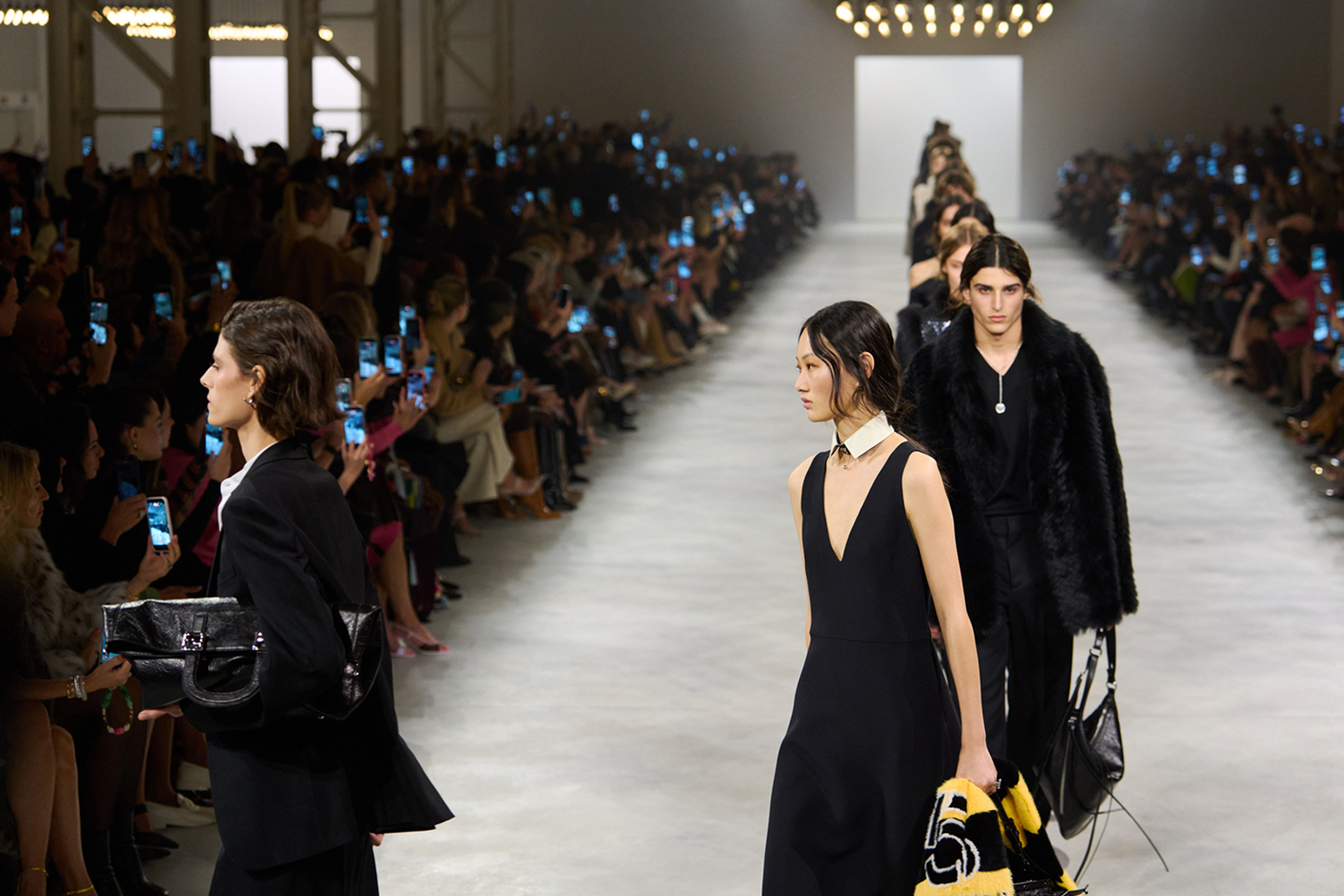 من مجموعة "فندي" Fendi لخريف وشتاء 2026 للملابس الجاهزة بقيادة المديرة الإبداعية "ماريا غراتسيا كيوري"