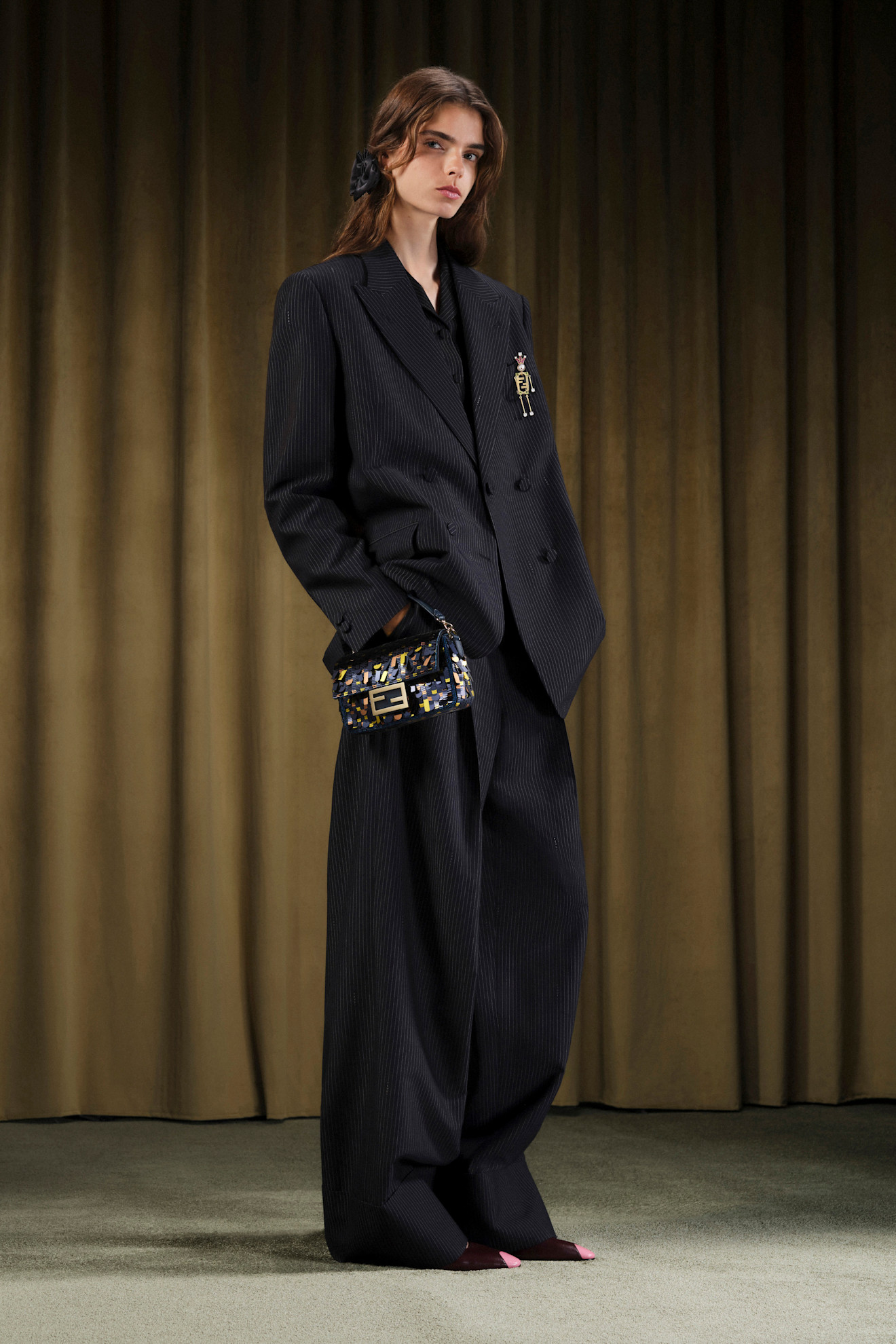 سترة سوداء مقلّمة من فندي، تجسّد التوازن بين الرسمية والرقي العصري