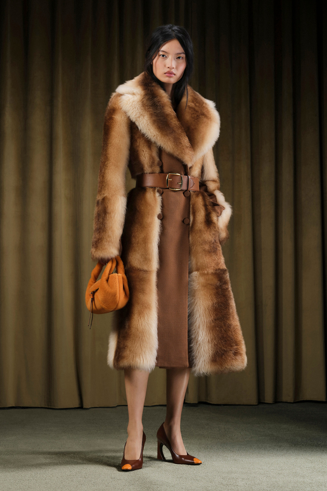 جاكيتات الفرو الهندسية والطويلة