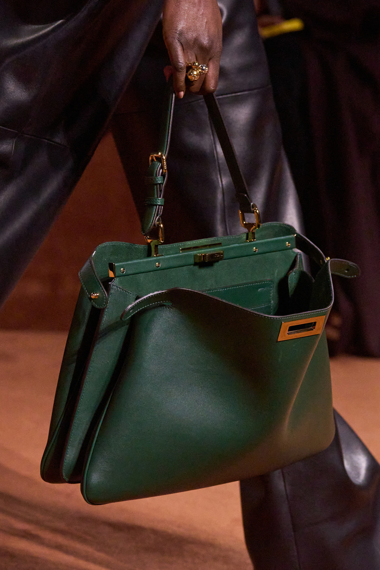 حقيبة بيكابو الشهيرة من Fendi باللون الأخضر الحيوي لتضيف لمسة انتعاش على إطلالتك في يوم الاتحاد بأسلوب يجمع بين العملية والرقيّ.