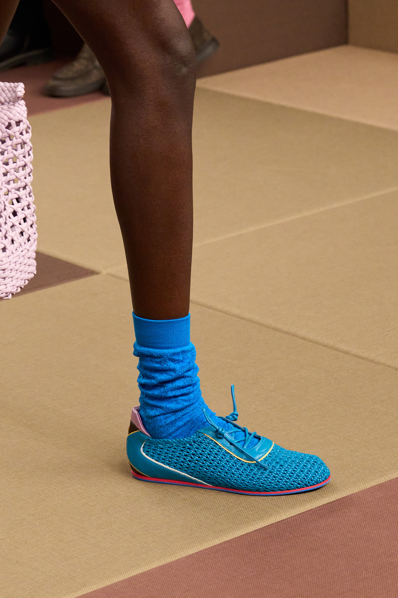 Fendiالأحذية الفاخرة الخفيفة من