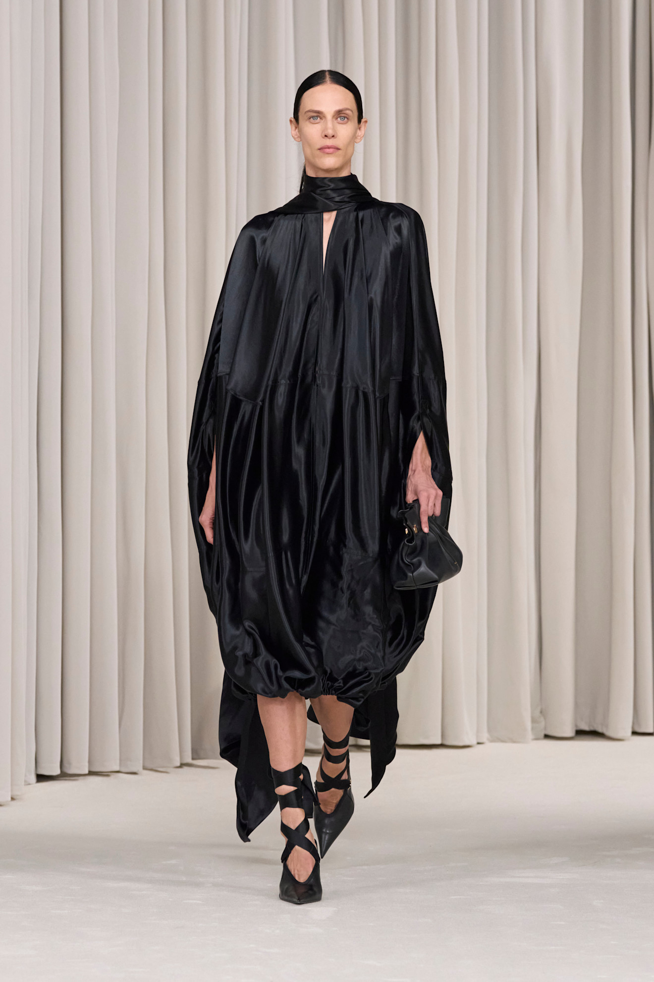 Ferragamo أكمام الكاب بفستان من الساتان من